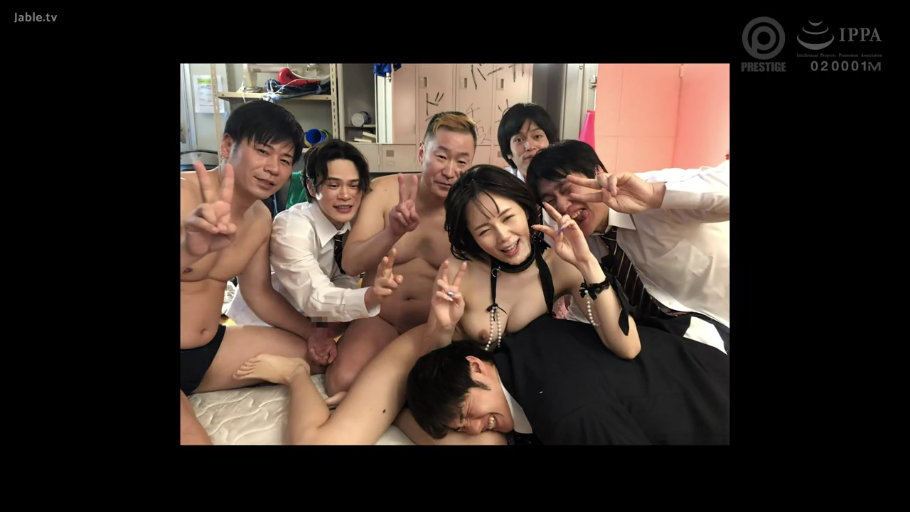 更衣室 · 首輪 · 调皮 · 颈圈 · 众人面部表情特写 · 比V字手势