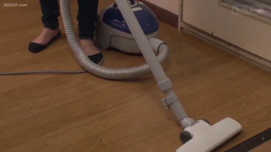室内 · 站立 · 牛仔裤 · 脚部 · 打扫 · 吸尘器