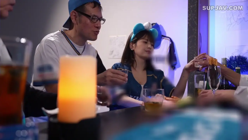 室内 · 坐姿 · 中景 · 微笑 · 酒杯 · 聚会 · 举杯 · 棒球衫