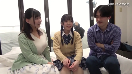 卧室 · 人物面部特写 · 微笑着交谈 · 男子穿蓝色竖条纹衬衫