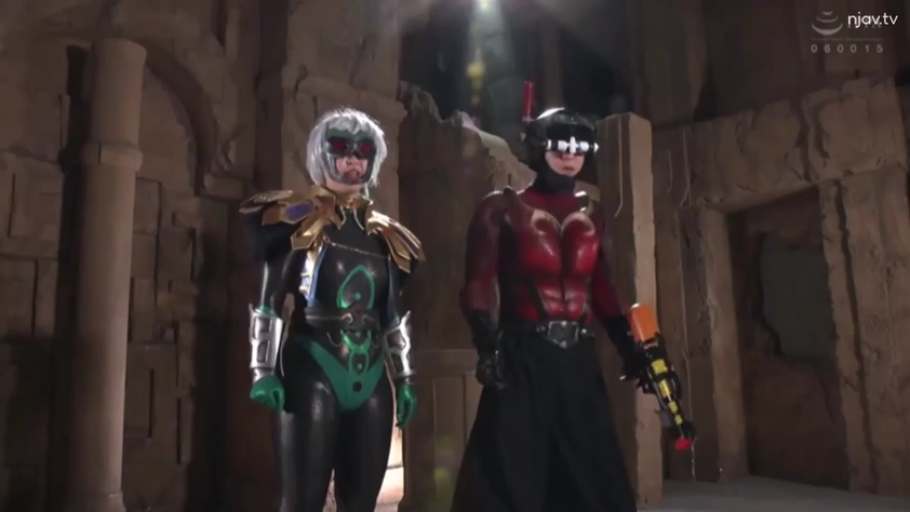 全身 · 角色扮演 · 站立 · 观察 · 惊讶 · 石室 · 道具枪 · 特摄服