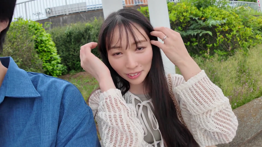 微笑 · 头部特写 · 户外公园 · 蕾丝开衫 · 整理发型 · 齐刘海长发 · 结婚戒指 · 抬手拨发