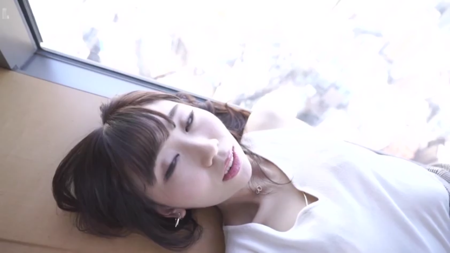 锁骨特写 · 半睁眼 · 室内窗边 · 白色短袖上衣 · 光线明亮