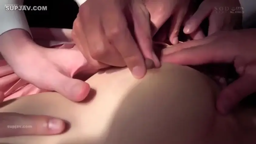 室内 · 胸部特写 · 多人 · 躺卧 · 粉色连衣裙 · 玩弄胸部