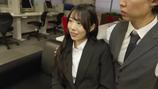 办公室 · 灰色西装背心 · 微笑着注视 · 女优面部特写