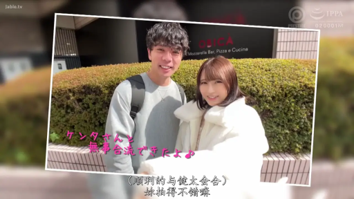 字幕 · 微笑 · 休闲装 · 户外 · 双肩包 · 合影 · 并排站立