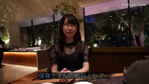 温柔 · 夜间室内 · 字幕 · 脸部中景 · 黑色半透明拼接连衣裙 · 落地窗景观