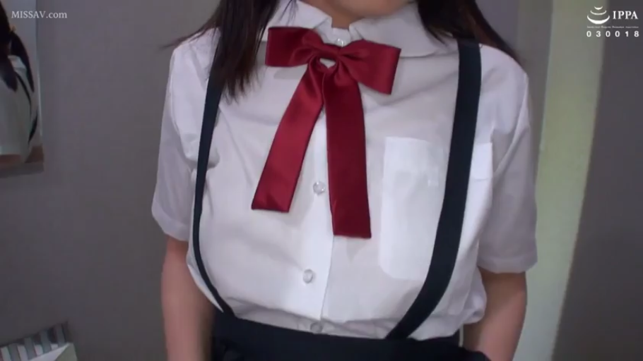 室内 · 上半身特写 · 无明显表情 · 红色绸缎领结