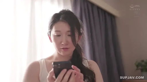 平静 · Close-up of the face · White tank top · Indoor bedroom · 智能手机 · Soft light