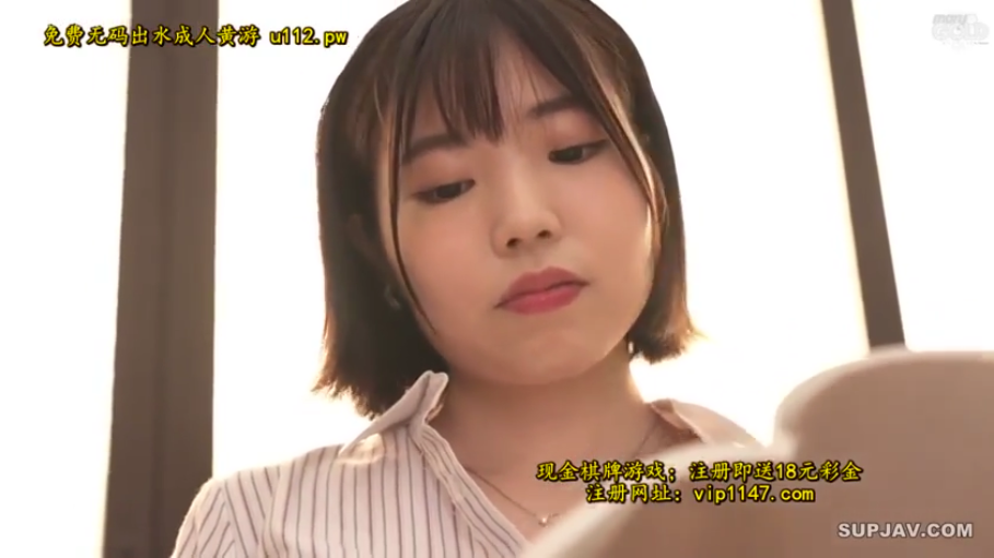 室内 · 面无表情 · 条纹衬衫 · 面部特写 · 光线明亮