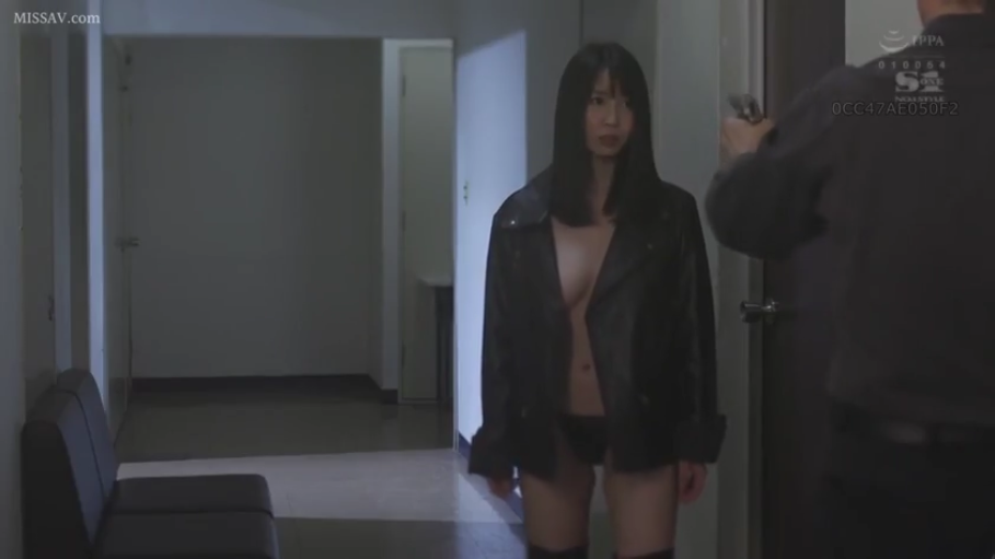 站立 · 中景 · 皮夹克 · 走廊 · 惊恐 · 裸露胸部 · 日本AV · 手枪