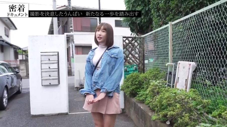 交谈 · 站立 · 中景 · 自然 · 户外 · 牛仔外套