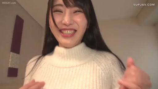 室内 · 脸部特写 · 自拍视角 · 开心大笑 · 白色高领针织毛衣