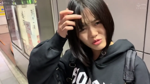 脸部特写 · 黑色卫衣 · 不耐烦 · 街头