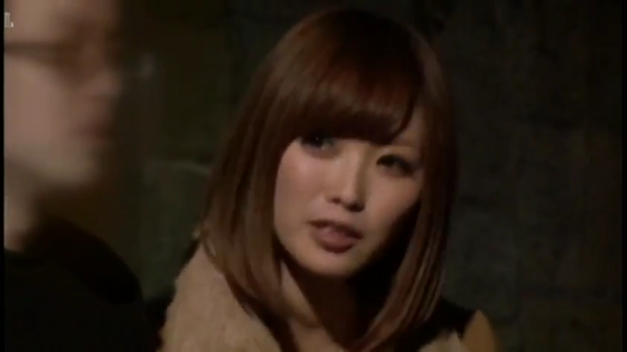 认真交谈 · 面部特写 · 昏暗室内 · 毛领外套