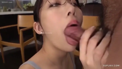 客厅 · 眼镜 · 沉迷 · 口部特写 · 吊带衫 · 口交 · 阴茎与口部接触