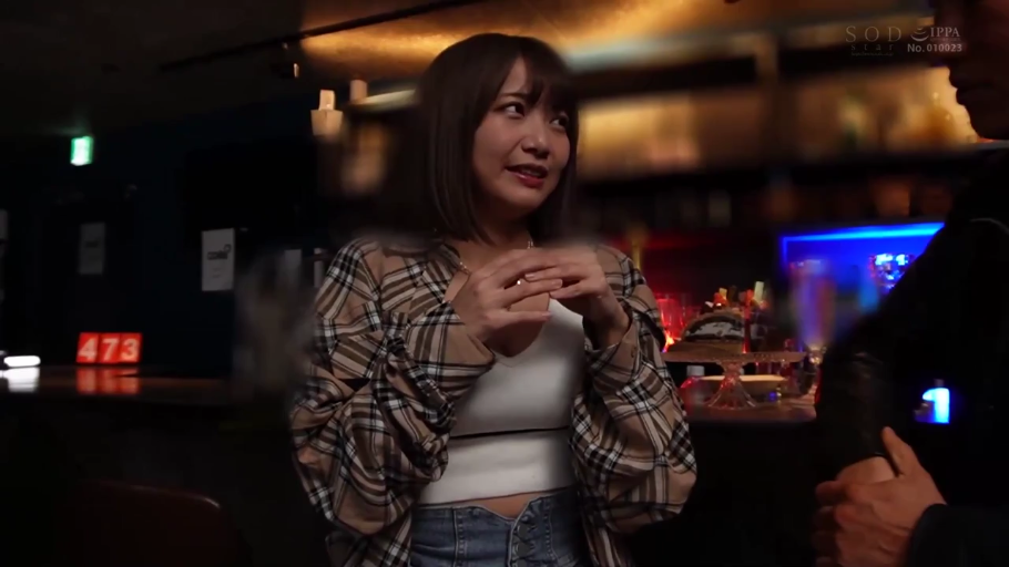 白色露脐吊带 · 酒吧 · 燈光昏暗 · 微笑着说话 · 女性面部特写