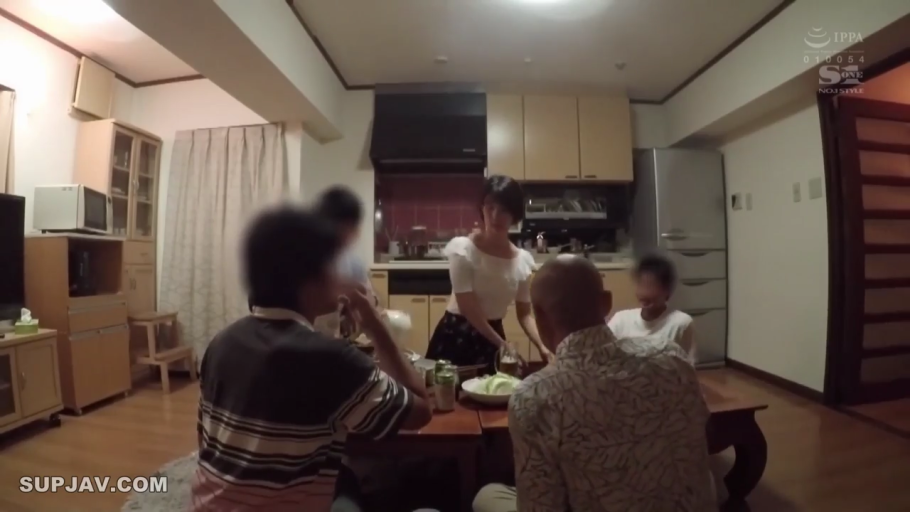 日常 · 深色短裙 · 家庭公寓 · 啤酒