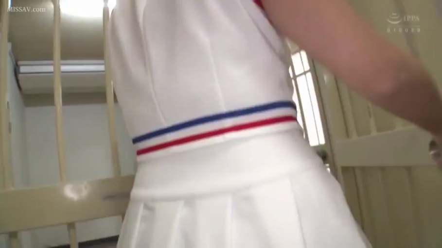 室内 · 不可见 · 白色拉拉队制服 · 背影特写 · 无 · 室内走廊