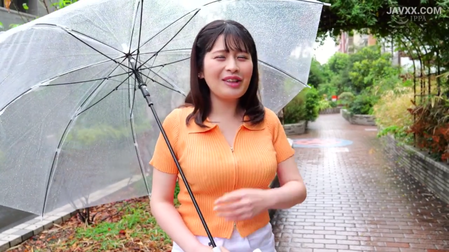 说话状 · 人物面部特写 · 透明伞 · 室外 · 橙色紧身拉链针织衫 · 下雨