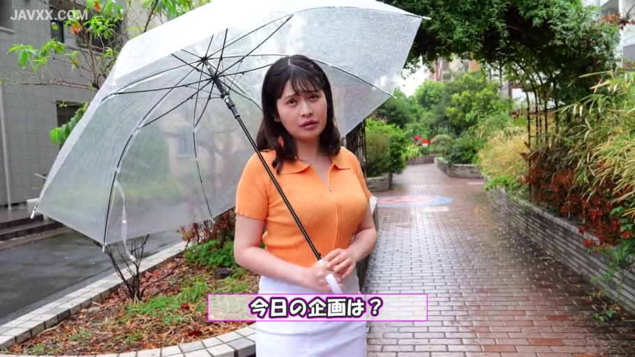 略带尴尬 · 脸部中景 · 橙色短袖针织衫 · 户外街道 · 透明雨伞 · 下雨