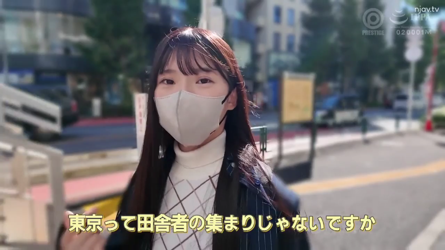 脸部特写 · 字幕 · 平静 · 口罩 · 城市街道 · 深色条纹外套