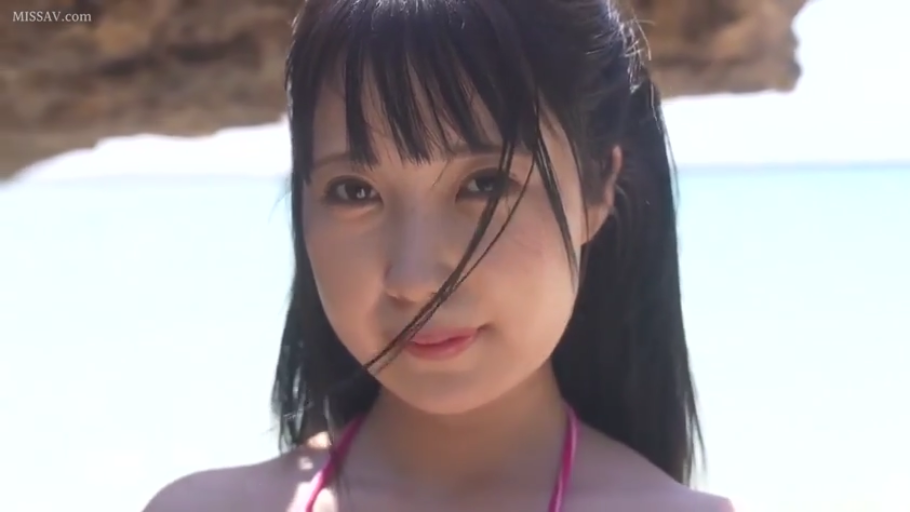 肩部特写 · 含情脉脉 · 海滩 · 粉色比基尼 · 阳光充足
