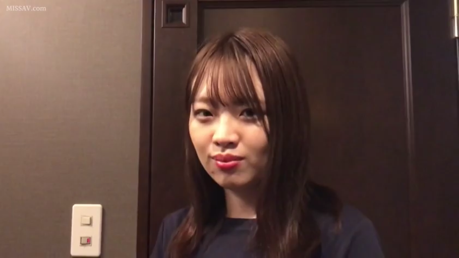 室内 · 若有所思 · 面部特写 · 深色圆领上衣