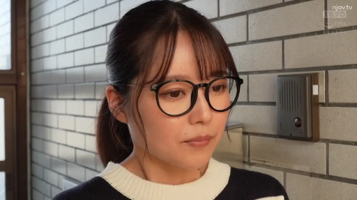 若有所思 · 眼镜 · 眼部特写 · 圆领毛衣 · 砖墙