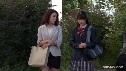 低头 · 室外 · 制服书包 · 校服西装外套 · 中景镜头