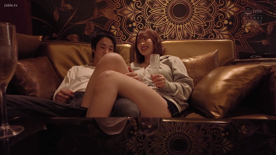 腿部 · 微笑 · 酒店房间 · 灰色连帽衫 · 香槟杯 · 聊天饮酒 · 暧昧氛围 · 依偎而坐