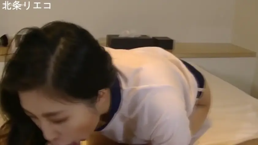 投入 · 成人内容 · 纸巾盒 · 头部 · 口交行为 · 跪爬姿势 · 卧室床上 · 体育服