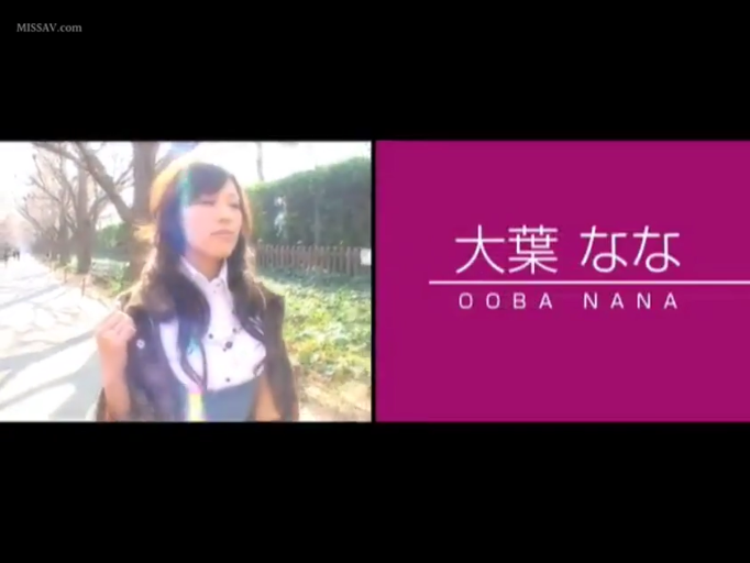 注视 · 深色外套 · 户外街道 · 文字显示 · 人物面部特写