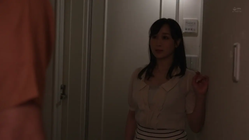若有所思 · 室内走廊 · 白色翻领短袖上衣 · 光线较暗 · 中景人物拍摄