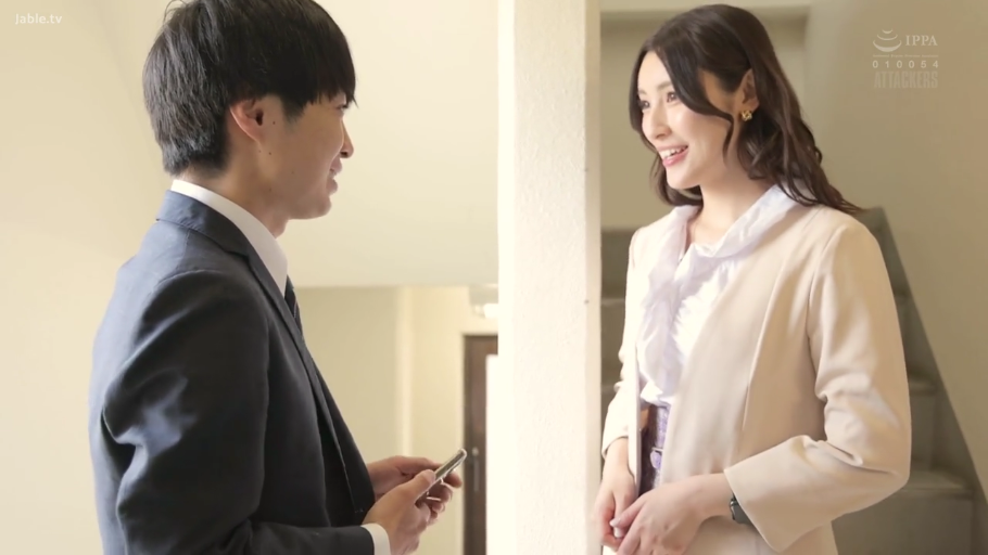 走廊 · 微笑 · 上半身特写 · 女士米色职业西装外套 · 手机