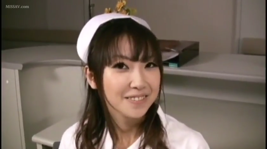 看着镜头 · 头部特写 · 医院值班室 · 护士制服 · 护士帽