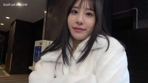 坐姿 · 面部 · 平静 · 注视 · 生活照 · 过道 · 毛绒外套