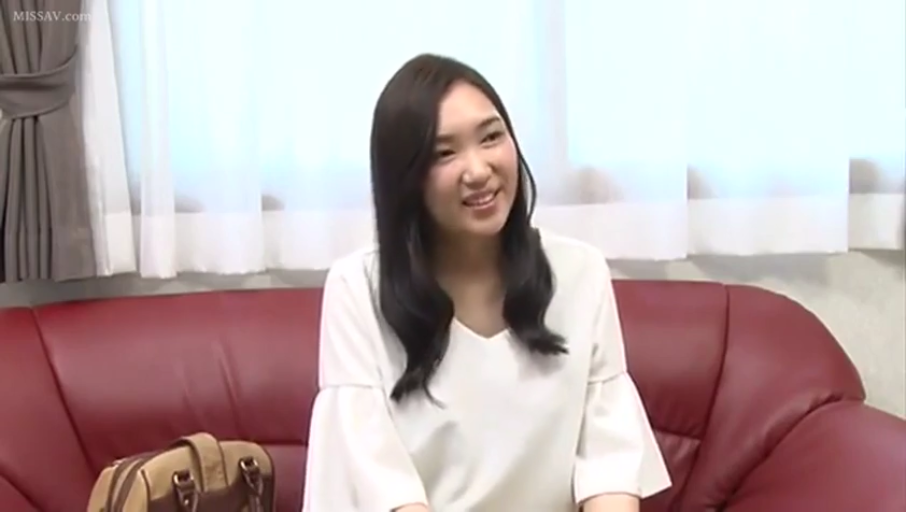 室内 · 坐姿 · 交谈 · 中景 · 微笑 · 手提包 · 长发 · 白色喇叭袖上衣