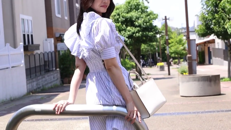 微笑 · 户外街道 · 单肩包 · 侧颜 · 条纹连衣裙 · 阳光明媚