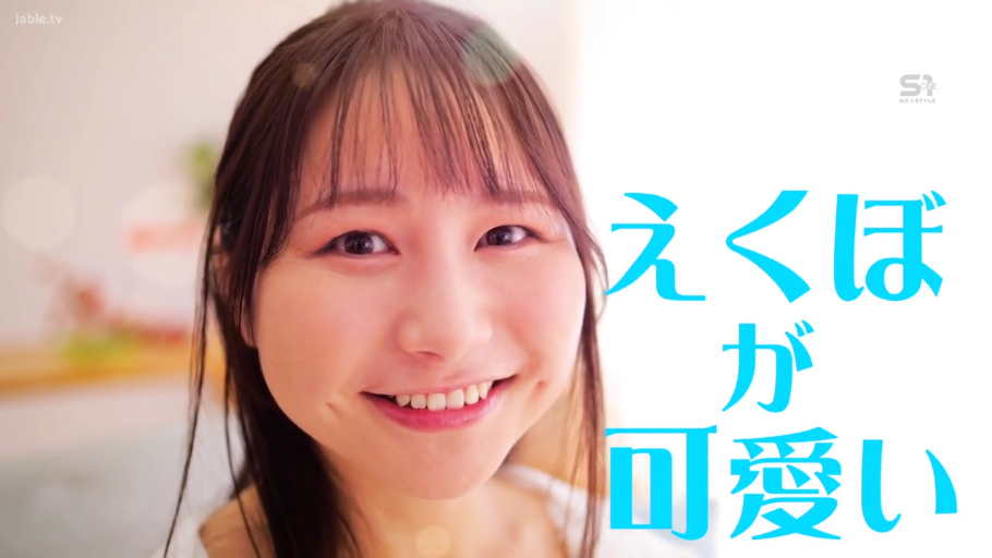 室内 · 酒窝特写 · 甜美微笑 · 白色上衣 · 光影柔和