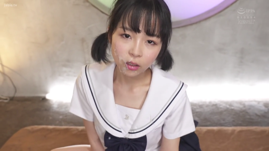 室内 · 跪坐 · 面部特写 · 水手服