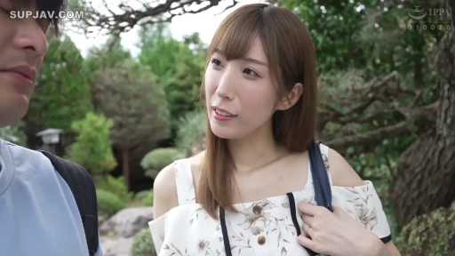 会話 · 站立 · 顔のクローズアップ · ショルダーバッグ · 日本AV · 户外公园 · 关注 · 碎花露肩装