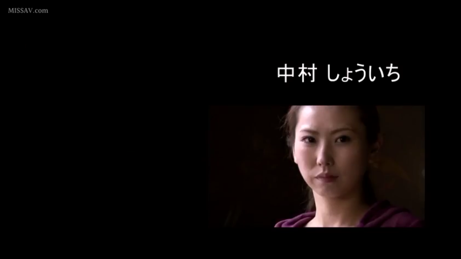 室内 · 凝重 · 人物面部特写 · 暗红色/紫色上衣