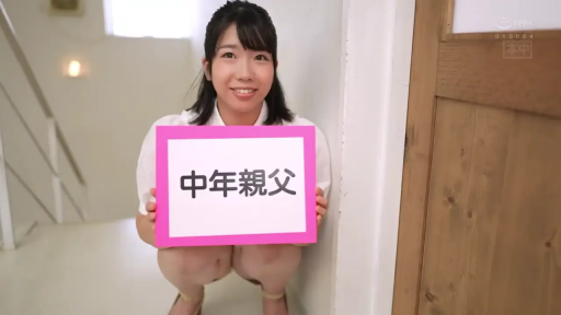 期待 · 上半身特写 · 白色上衣 · 告示牌 · 室内楼梯间
