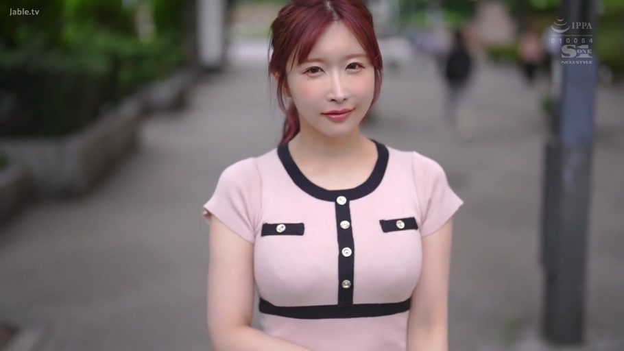 上半身特写 · 温柔 · 户外街道 · 黑色镶边