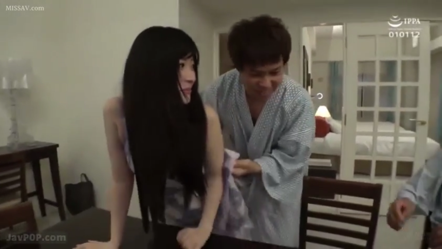 羞涩 · 中景 · 弯腰 · 桌子 · 房间 · 互动 · 连衣裙 · 日本AV