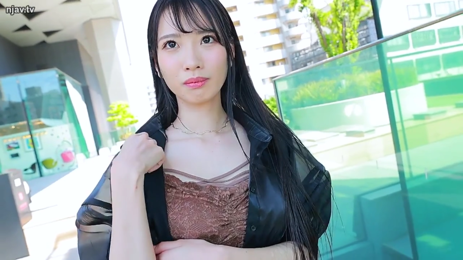 上半身特写 · 注视 · 自然光 · 建筑外侧 · 黑色半透明外套
