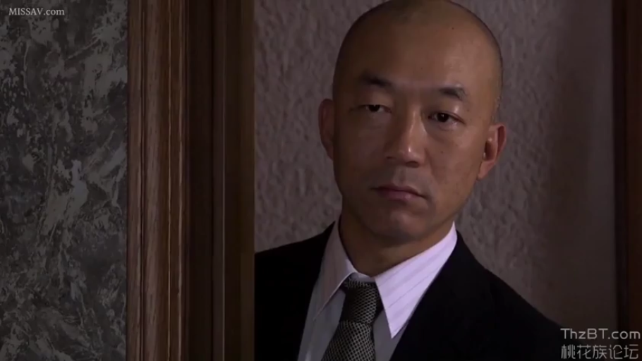 站立 · 西装 · 头部特写 · 门口