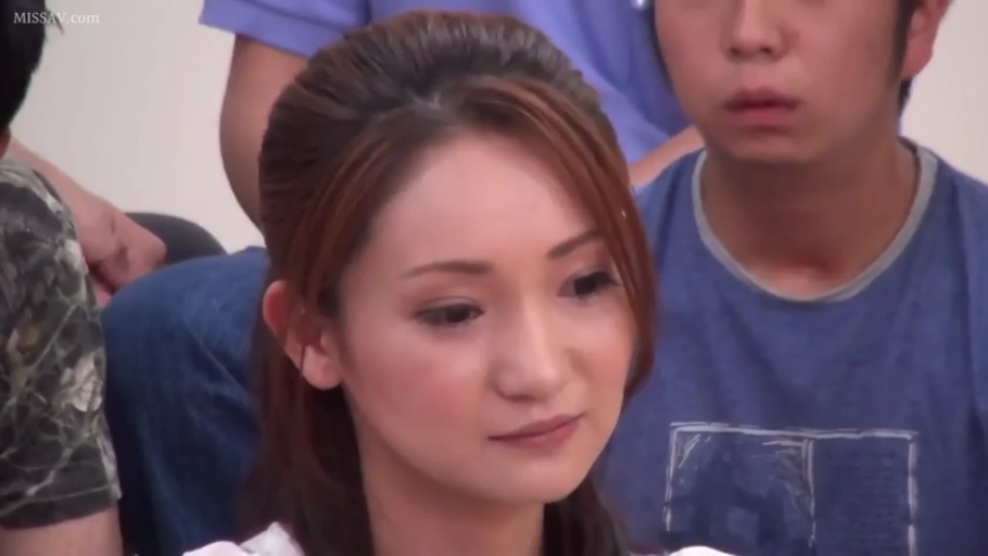 室内 · 坐姿 · 忧郁 · 脸部特写 · 白色上衣 · 亚洲女性 · 观望