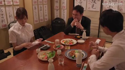 坐姿 · 中景 · 白衬衫 · 自然 · 剧情 · 居酒屋 · 聚餐 · 清酒
